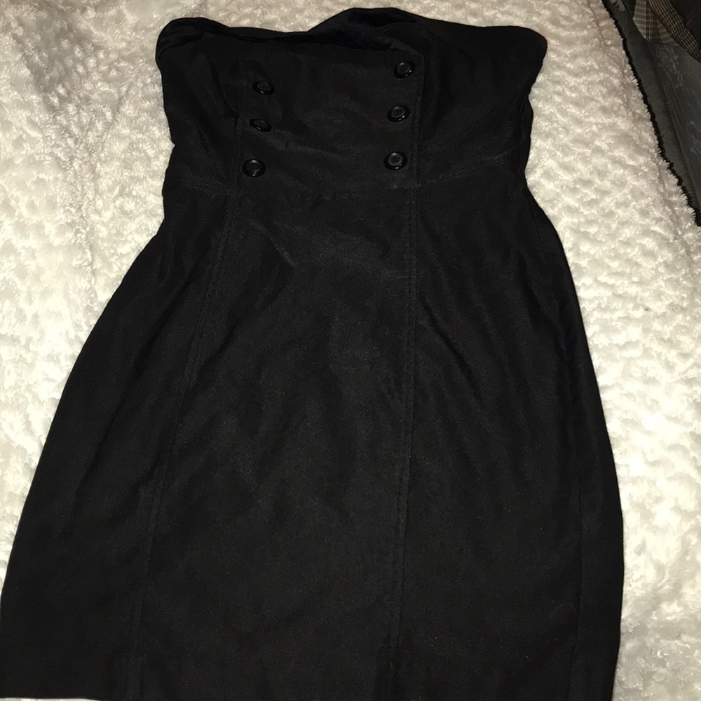 Black sleeveless dress